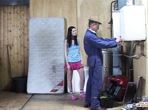 18-летняя отдалась старому деду за ремонт котла