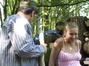 Блондинке чувак облизал ножки и дал пососать