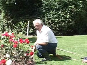 Старый садовник мечтает о сексе с юными дочерьми хозяина