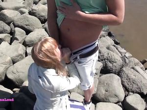 Парень оттрахал телку на каменистом берегу