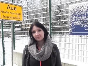Девка из Германии смачно отсасывает на зимней улице