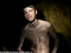 Юный педик дрочит член на сеновале