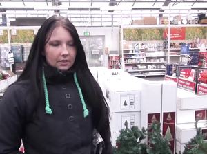 Помог телке донести покупки, а она ему отсосала