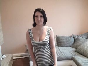 Страстная немецкая самка сосет у себя дома от первого лица