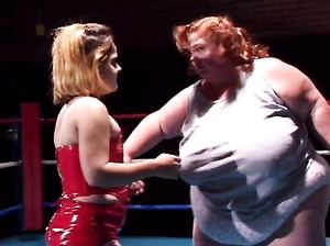 Миниатюрная девка карлик лижет вагину жирной карлице