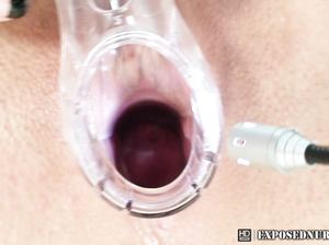 Красивая медсестра Адриана лихо дрочит пизденку