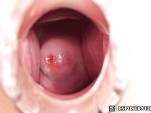 Медсестра развлекается с инструментами в своем кабинете