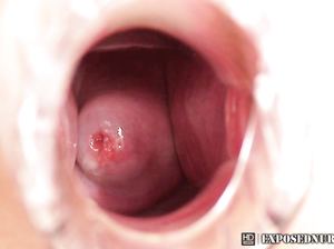 Сексуальная Жанетта красиво трогает свою вагину