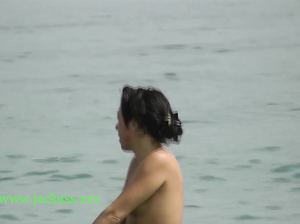 Развратник на пляже наблюдает за голой худышкой