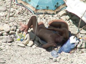 Парень подглядывает за девкой на пляже, которая дрочит дружку член