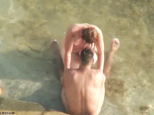 Девка и мужик страстно трахаются на пляже