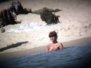 Наблюдают через камеру в мобиле как нудисты развлекаются