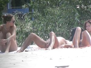 Милахи загорают без лифчиков, не подозревая, что их снимают