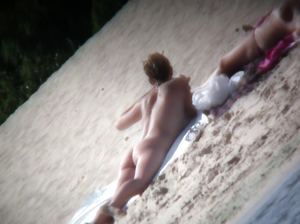 Скрытой камерой снимают как загорает стройная девчонка