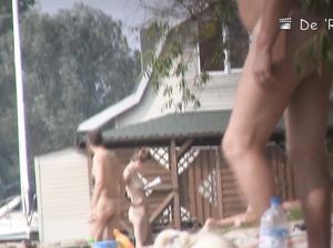 На нудистском пляже подглядывают за телками