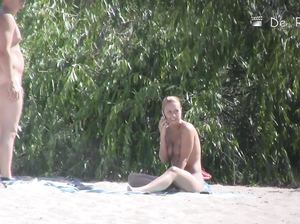 Посетитель нудистского пляжа пронес скрытую камеру