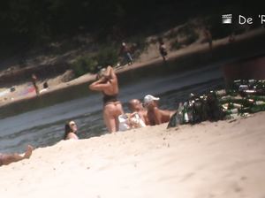 Кто-то тайком отснимает материалы для эротической коллекции на нудистском пляже