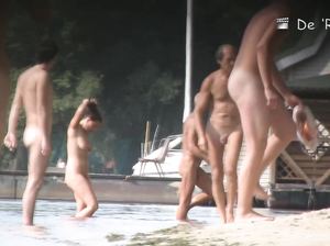 Развратник ходит на местный нудистский пляж и наблюдает за голыми дамами