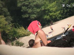 Голая сисястая малышка не знает что за ней следят