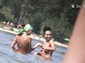 Две красотки купаются голые в речке