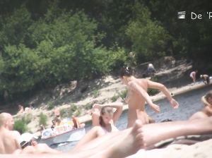 Кто-то незаметно снимает симпатичную темноволосую брюнетку