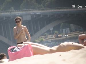 Притаившийся мужик подглядывает за голыми девками на пляже