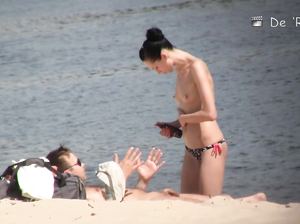 Скрытая камера снимает аппетитные сиськи красотки