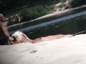 Похотливый оператор наблюдает за понравившейся ему блондинкой