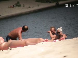 Скрытая съемка девчонки с красивой грудью на общественном пляже для нудистов