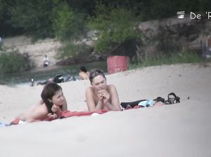 Подружки спалили, что за ними тайно подсматривают