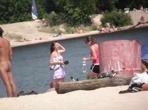 Подглядывают за нудистами с помощью скрытой камеры