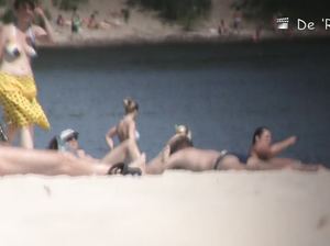 Камерой сняли висячий член мужика на пляже