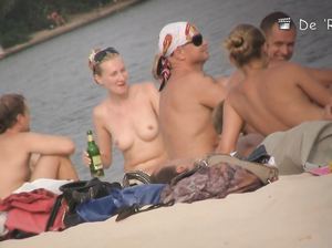 Брюнетка с красивой попкой привлекла внимание извращенца с камерой