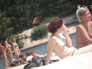 Обнаженные девки куражатся на пляже