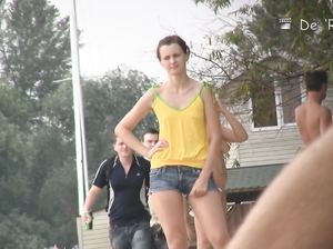 Скрытая камера сняла голого парня с возбуждающимся хуем