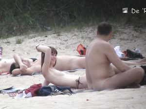 Красивая сексапильная брюнетка выставила аппетитную грудь на пляже