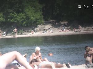 С помощью скрытой камеры подглядывают за нудистами