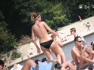 Девчонка расставила ноги и показала лысую манду