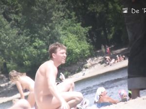 Обнаженные малышки лежат на горячем песке и наслаждаются солнечными ваннами