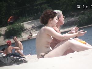 За сочными красотками на нудистском пляже подглядывают через камеру