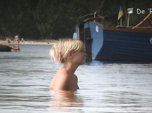 Пухлая голая телка смакует пивком на пляже