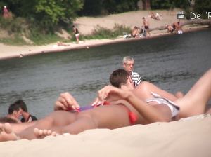 Подсматривает как девки раздеваются на пляже