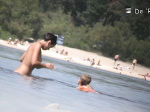 Подглядывание за обнаженными личностями на большом нудистском пляже