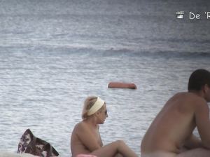 Подсматривают за голыми людьми с помощью камеры