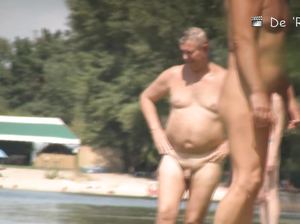 Задницы нудистов попали под прицел скрытой камеры