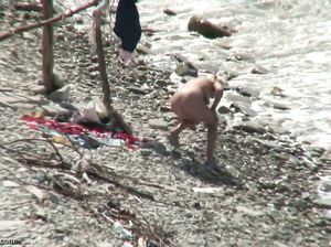 Паренек заигрывает к молодой голой телочке на пляже