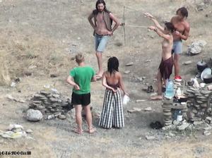 Нудисты раздеваются на пустынном пляже