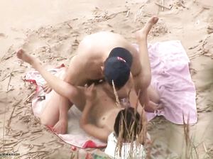 Сняли скрытой камерой как пара ебется на пляже