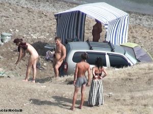 Кто-то без палева подглядывает за лагерем нудистов