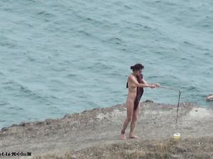 Извращенец подсматривает за забавными играми привлекательной нудистки